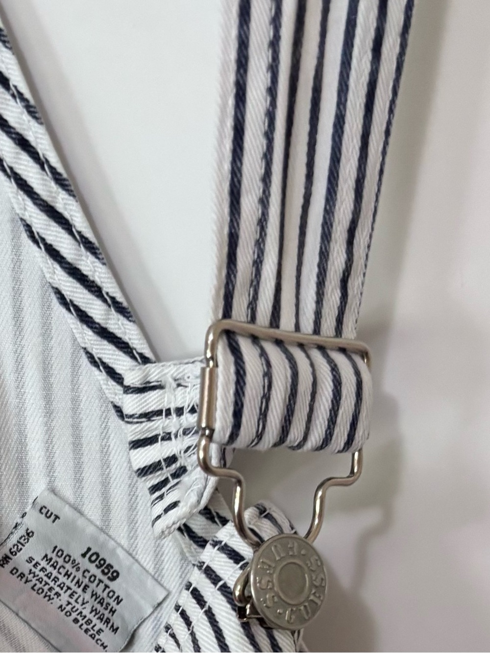 Guess| 1988 Vintage Navy & White Pinstriped Denim Overalls Cuffed Shorts Sz 4 - Picture 10 of 10